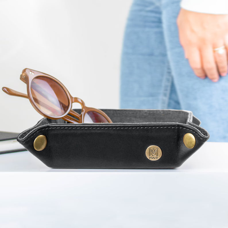 Handmade Leather Valet Tray – Personalized Black Full-Grain Dresser Organizer for Men